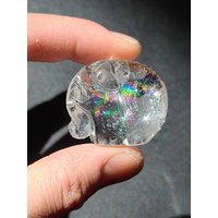 Regenbogen Bergkristall Elefant, Geschnitzter Kristallquarz, Beruhigender Kristall, Schützender Kristall von LunaSkyCrystals