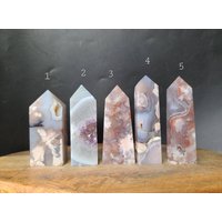 Rosa Blumen Achat Druzy Point, Kirschblüten Achat, Lila Karneol Beruhigender Kristall, Heilendes Herzchakra von LunaSkyCrystals