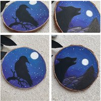 Wood Painting Raven Wolf Fantasy Art Witch Decor Spirit Animal Holzscheibe Bemalt Deko Holz Rabe Hexe Dekoration Krafttier von LunarnniCreations