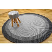 Grauer Gehäkelter Runder Teppich, Waschbare Matte Aus Baumwolle von Lunarug