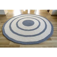 Handgefertigter Runder Teppich Aus Grauer Und Beiger Baumwolle, Gehäkelt Handgefertigter Runder Teppich Aus Grauer Und Beiger Baumwolle, Gehäkelt von Lunarug