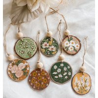 Handbemalte Florale Holzscheibenverzierung Natürliche Schnur-Weihnachtsdekoration Handbemalte Florale Holzscheibenverzierung Natürliche Schnur-Weihnachtsdekoration von LunaverdeDesign