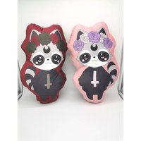 Pastel Goth Waschbär Kissen von LusAmigurumi