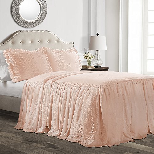 Lush Decor Tagesdecken-Set mit Rüschenrock, 3-teilig, luxuriöses Bauernhaus-Bettwäsche-Set, elegant, charmantes Rüschendetail, Zeitloser Stil und klassisches Design, weich und leicht, Kingsize, Blush von Lush Decor