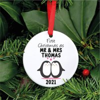Personalisierte Erste Weihnachten Als Mr Und Mrs Ornament, & Weihnachtsgeschenk, Brautpaar Paar Ornament Mit Pinguinen von LussWonderland