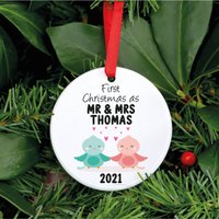 Personalisierte Unser Erstes Weihnachten Als Mr Und Mrs Dekoration Ornament | & Love Birds Christbaumkugel Weihnachtsgeschenk Für Das Brautpaar von LussWonderland