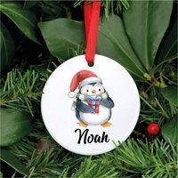 Personalisierter Christbaumschmuck | Name Pinguin Keramik Ornament Mädchen Junge Weihnachtskugel Geschenk Kinder Christbaumkugel von LussWonderland