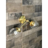 Sakkari Moderne Doppel Licht 6In Globe Mid Century Badezimmer Wandleuchte von LustrousLumens