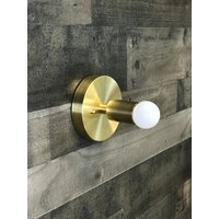 Toska Moderne Single Bulb Mid Century Industrielle Eitelkeits-Wandlampe von LustrousLumens