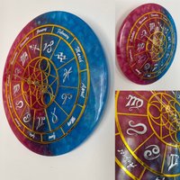 Wanduhr 35cm Durchmesser Resin Epoxid Harz Pink-Blau Mit Sternzeichen Zodiac Als Uhr Ziffern von Luthender