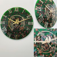 Wanduhr Groß 40cm Durchmesser Resin Epoxid Harz Grün-Golden Ziffern Und Motiv von Luthender