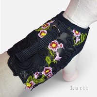 Kleines Hundegeschirr, Verstellbares Xxs Hundegeschirr Ohne Zug, Hochzeit, Schwarze Spitze "Italian Job" Von Lutii." von LutiiPetDesign