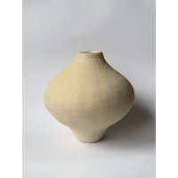 Beige Keramik Vase | Handgemachte Design Skulpturale Keramikgefäß Moderne Dekor von LuukStudio