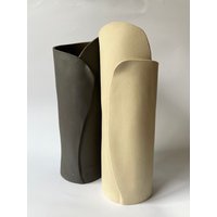 Beige Keramikvase | Handgefertigte Design-Vase Wohndekoration Keramikgefäß Modernes Keramikdekor von LuukStudio