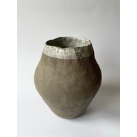 Handgefertigte Keramikvase | Strukturierte Vase Design-Vase Wohndekoration Grau-Weiße Modernes Keramikdekor von LuukStudio