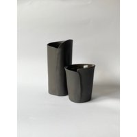 Kleine Schwarze Keramik Vase | Handgemachte Design Wohnkultur Keramikgefäß Unikat von LuukStudio