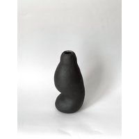 Schwarze Skulpturale Vase | Design-Vase Wohndekoration Keramikvase Modernes Keramikdekor von LuukStudio