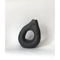 Schwarze Vase | Handgefertigte Wohnkultur Keramikgefäß Moderne Keramik Dekor von LuukStudio