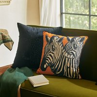 Zebra-Muster Dekokissen Bezug Orange Samt Hintergrund Kissenbezug Platz Dekorative Handmade Home Decor von LuxCraftTextiles