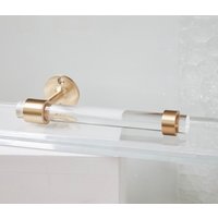 Lucite Toilettenpapierhalter Mit Messingbeschlägen Von Luxholdups, Messing Hollywood Regency Badezimmerzubehör-Set, Papierrollenhalter von LuxHoldups