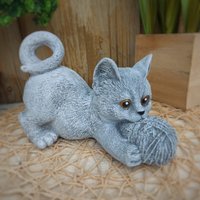Steinfigur Katze Spielend Gartenfigur Frostfest Steinguss Garten Deko Massiv von LuxStuck