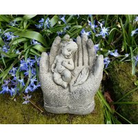 steinfigur Baby in Hand Gartenfigur Gartendeko Frost - Wetterfest Beton steinfigur Baby in Hand Gartenfigur Gartendeko Frost - Wetterfest Beton von LuxStuck