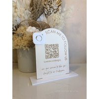 Das Gewölbte Sperrholz Qr-Schild Freistehendes Qr-Code Instagram Acryl-Business-Zeichen von LuxeDecorByLisa1