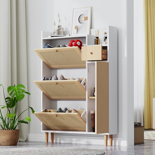 Luxeza Holzwerkstoff Schuhschrank aus Rattan – geeignet für Enge Eingänge – 3 Kipp-Türen und 1 Schublade – mit Massivholzbeinen und Griffen – Maße: B90/H125/T17 cm (Natur + Weiß) von Luxeza