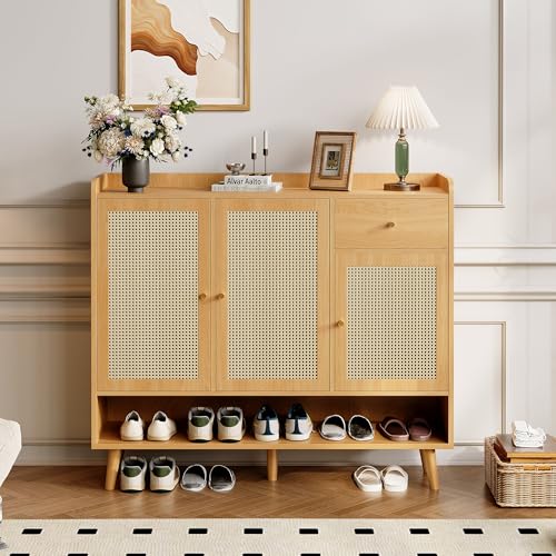 Schuhschrank aus natürlichem Rattan, Schuhkommode Schuhregal mit 3 Türen und1 Schubladen und 5 Regalböden, für den Flur. Mit Holzgriffen und Massivholzbeinen(120 * 35 * 106cm) von Luxeza