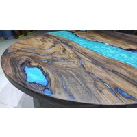 Custom Order Rund Metallic Grün Dunkel Nussbaum Holz Epoxy Esstisch, Runder Couchtisch, Esstisch, Bürotisch von LuxuryEpoxyFurniture