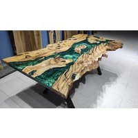 Live Edge Olivenholz Esstisch, Smaragdgrüner Epoxidharz Tisch, Büro Schreibtisch von LuxuryEpoxyFurniture
