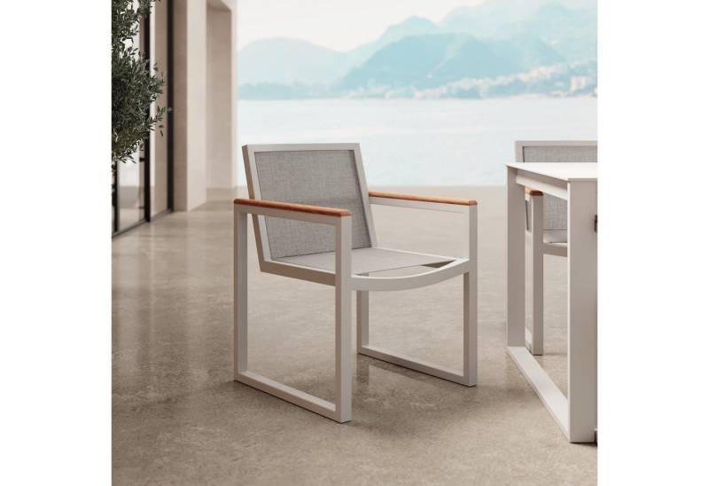 Luxusbetten24 Gartenstuhl Vayla, mit Armlehnen – Aluminium & Robinienholz, Aevora™ Kollektion von Luxusbetten24