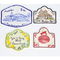 Benutzerdefinierte Haus Name Keramik Plakette Personalisierte Zeichen Handgemaltes Porträt Bauernhaus Plaque Erinnerung Im Freien Geschenk Benutzerdefinierte Haus Name Keramik Plakette Personalisierte Zeichen Handgemaltes Porträt Bauernhaus Plaque Erinnerung Im Freien Geschenk von LycheeCeramicUs