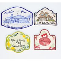 Benutzerdefinierte Haus Name Keramik Plakette Personalisierte Zeichen Handgemaltes Porträt Bauernhaus Plaque Erinnerung Im Freien Geschenk Benutzerdefinierte Haus Name Keramik Plakette Personalisierte Zeichen Handgemaltes Porträt Bauernhaus Plaque Erinnerung Im Freien Geschenk von LycheeCeramicUs