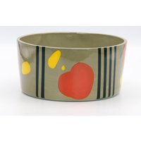 Grün-Orange Gestreifte Vase, Abstrakter Blumentopf Mit Mohnblumendesign, Salbeigrüner Keramikbehälter Als Herzstück von LydiaKardosStudio