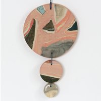 Kreisförmige Nerikomi Keramik Wandbehang, Koralle Rosa Grün Mondphase Ton Wanddekor, Marmorierte Runde Retro Form Dekorative Wandkunst von LydiaKardosStudio