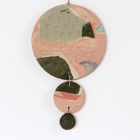 Kreisförmige Nerikomi Keramik Wandbehang, Koralle Rosa Grün Mondphase Ton Wanddekor, Marmorierte Runde Retro Form Dekorative Wandkunst von LydiaKardosStudio