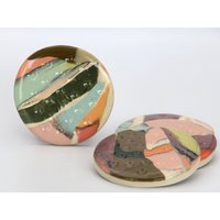Regenbogen Marmorierte Nerikomi-Untersetzer, Farbenfrohe Keramikuntersetzer Mit Abstraktem Sonnenuntergang, Blau-Gelb-Rosa-Grün-Türkises von LydiaKardosStudio