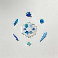 Blauer Schneeflocken Kunstharz Tablett/Untersetzer von LynAlexis