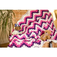 Bereit Zu Versenden. Unverwechselbar Häkeln Oma Stich Chevron-Baby-Decke. Kinderbett, Buggy, Kinderwagen, Autositz, Stubenwagen, Moses Korb Oder von LynTheCraftyKnitter