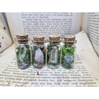 Kleines Glasfläschchen Mit Edelsteinen Und Moos - Heilsteine/Esoterik Kleines Glasfläschchen Mit Edelsteinen Und Moos - Heilsteine/Esoterik von LyncasCreations