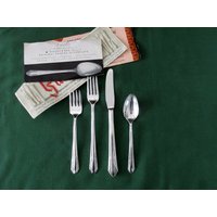 37 Stück Ser/7+ Art Deco Grille/Luncheon/Viande Gabeln/Messer Is Silverplate Lucille Muster Glänzende Ctr Griff Linien Winkel W/Floral Square Tip von LynnCorneroftheWorld