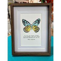 Handgemalter Schmetterlingsdruck Mit Zitat Maya Angelou - Gerahmte Version Handgemalter Schmetterlingsdruck Mit Zitat Maya Angelou - Gerahmte Version von LynneSimpsonArtwork