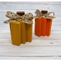 2 Mini Holzkürbisse - Orange & Gelb Holz Kürbisse Gestuftes Tablett Herbst Dekor von LynnsHomeDesign