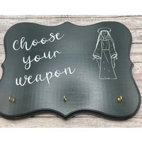 Wählen Sie Ihre Waffe Rosenkranz Halter - Wandbehang Mutter Maria Wanddekoration von LynnsHomeDesign