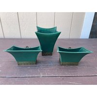 Vintage Hollywood Regency Vase Und Wandtaschen, Smaragdgrüne Keramik Messing, 1940Er Jahre, Made in Usa von LynnsOfAlameda