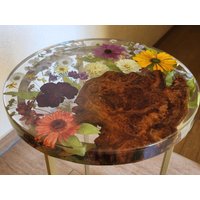 Epoxidharz Tisch Flowers Mit Blumen Beistelltisch Couchtisch Ulmenholz Handarbeit Unikat Resin Deko von LynwoodCraftDE
