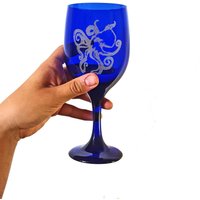 Graviertes Oktopus-Kobalt-Blau-Weinglas - Freie Personalisierte Gravur, Tiefblau von LyonCraft