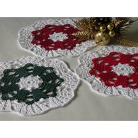 Handgemachtes Gehäkeltes Weihnachtsdeckchen-Set Feiertags-Tischdekor von LyonaJana