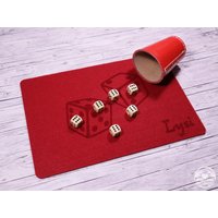 Unterlage Aus Filz Für Würfelspiele - Tischschoner Tischset Mit Name Würfelmotiv Unterlage Aus Filz Für Würfelspiele - Tischschoner Tischset Mit Name Würfelmotiv von LysisTisch